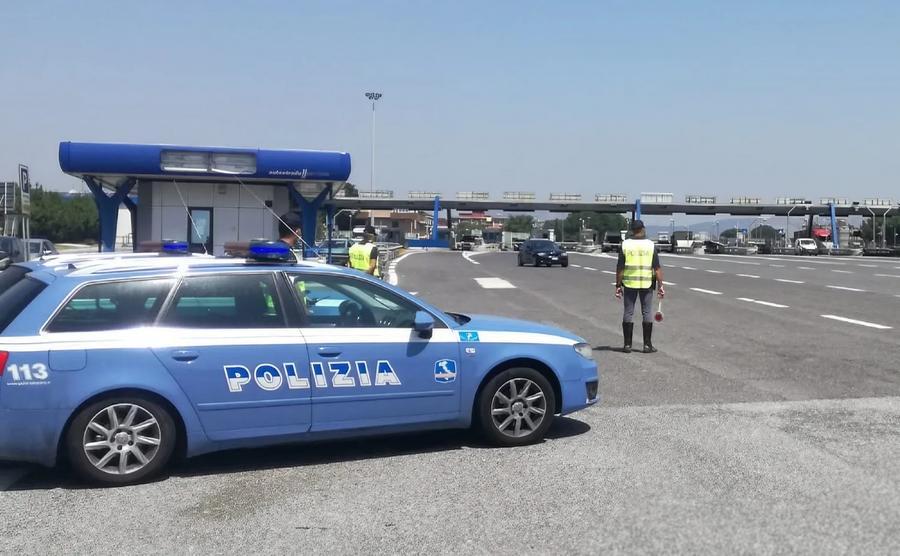 Mancano i documenti: la polizia sequestra un bus in gita scolastica