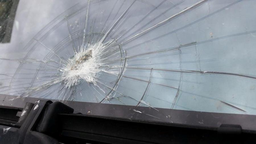 Gettano sassi e limoni dal cavalcavia, i tre lanciatori escono dal carcere