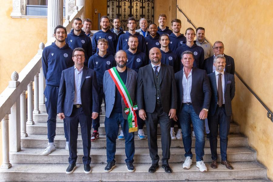 
	Il Kleb Basket al completo sullo Scalone municipale con il sindaco: era inizio stagione, oggi le prospettive sono buie

