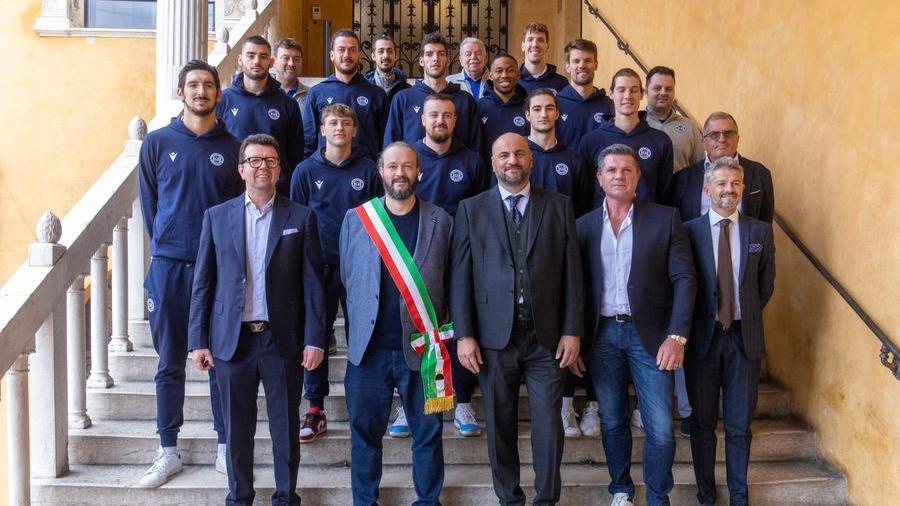 Il Kleb Basket al completo sullo Scalone municipale con il sindaco: era inizio stagione, oggi le prospettive sono buie