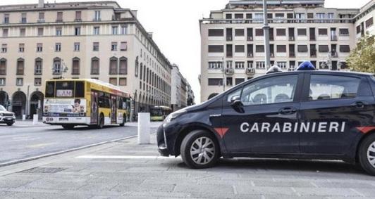 
	Un'auto dei carabinieri in via Grande in una foto d'archivio


