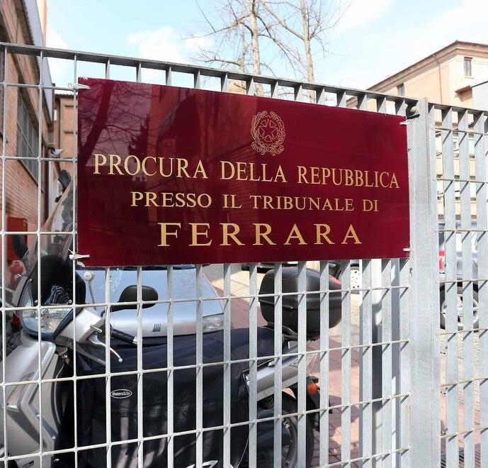 Ferrara, pressioni all’impresa: sottufficiale della finanza nei guai