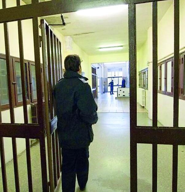 In carcere in attesa di processo, quarantenne morto inalando gas