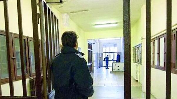 In carcere in attesa di processo, quarantenne morto inalando gas