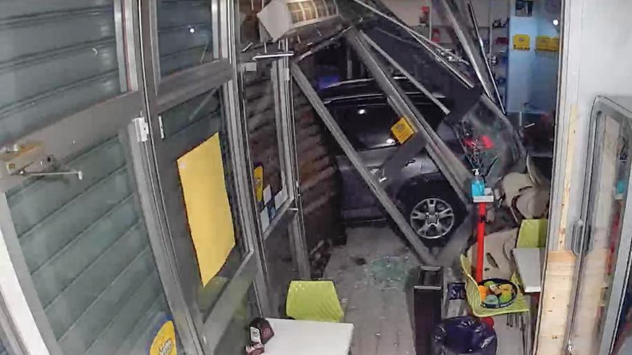 Modena. Maxi spaccata ai Torrazzi: con l'auto entrano dentro al bar