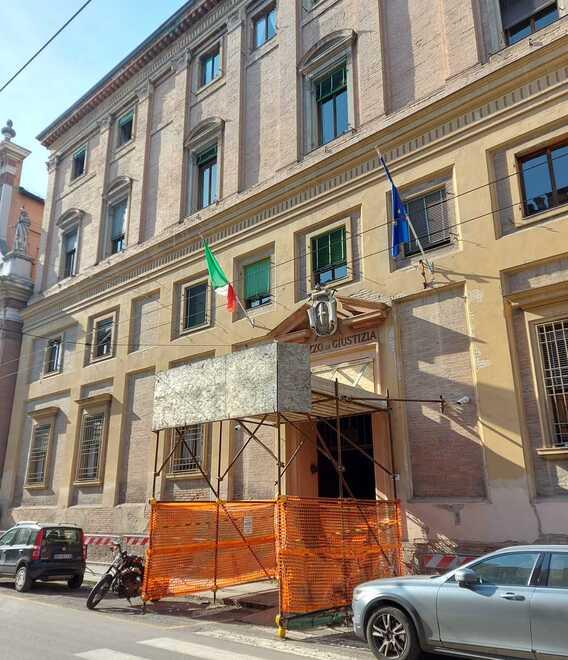 Modena. Arrestato un pakistano “fantasma” con il tatuaggio di un kalashnikov 