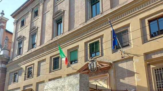 Modena. Arrestato un pakistano “fantasma” con il tatuaggio di un kalashnikov
