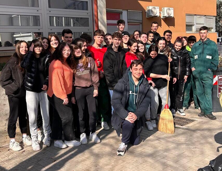 Vignola. Il cortile del Paradisi tirato a lucido dai ragazzi Gli studenti di agraria aiutano i colleghi del liceo 