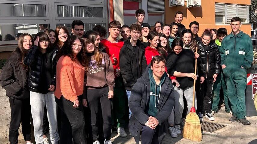 Vignola. Il cortile del Paradisi tirato a lucido dai ragazzi Gli studenti di agraria aiutano i colleghi del liceo