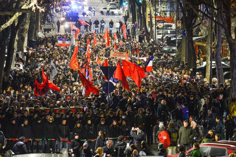 Aggressione a Firenze, il corteo contesta il sindaco Nardella