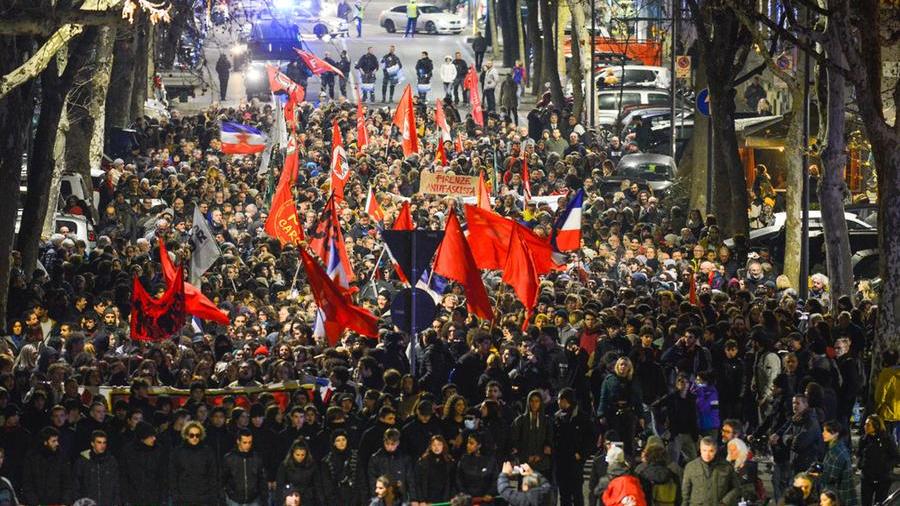 Aggressione a Firenze, il corteo contesta il sindaco Nardella
