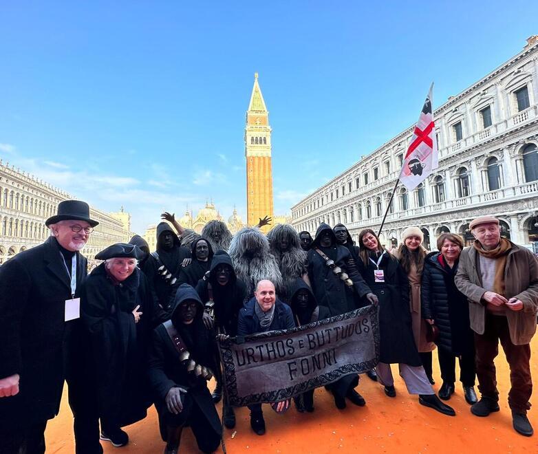 Le maschere nere della Barbagia trionfano al carnevale di Venezia