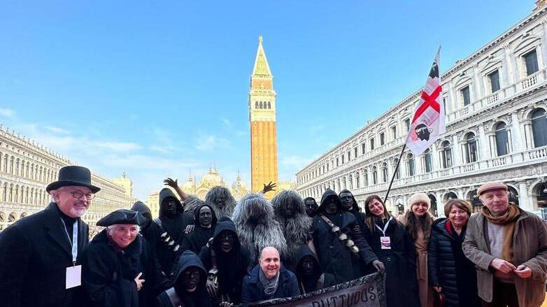 Le maschere nere della Barbagia trionfano al carnevale di Venezia