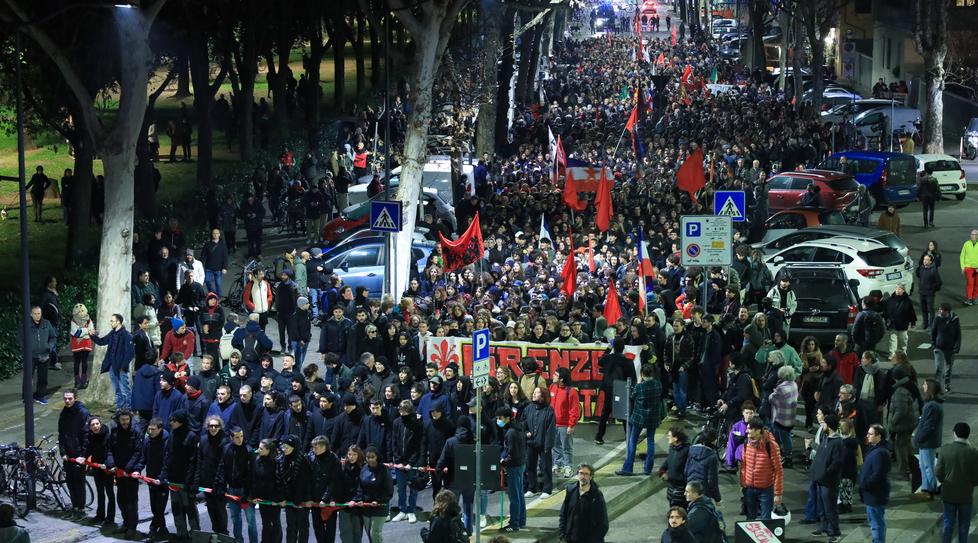 Squadristi al liceo, in duemila al corteo al grido di «Firenze antifascista» – Video