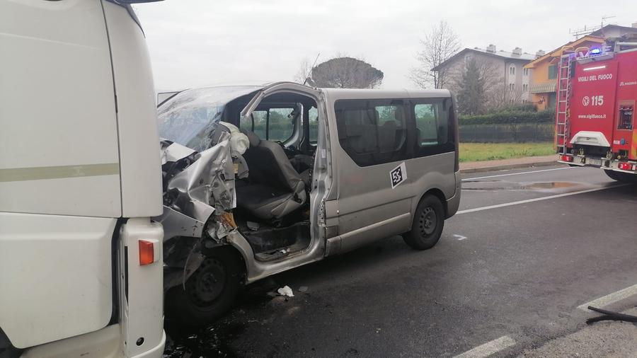 Lucca, auto si scontra con un mezzo pesante: 6 operai feriti, 3 sono gravi