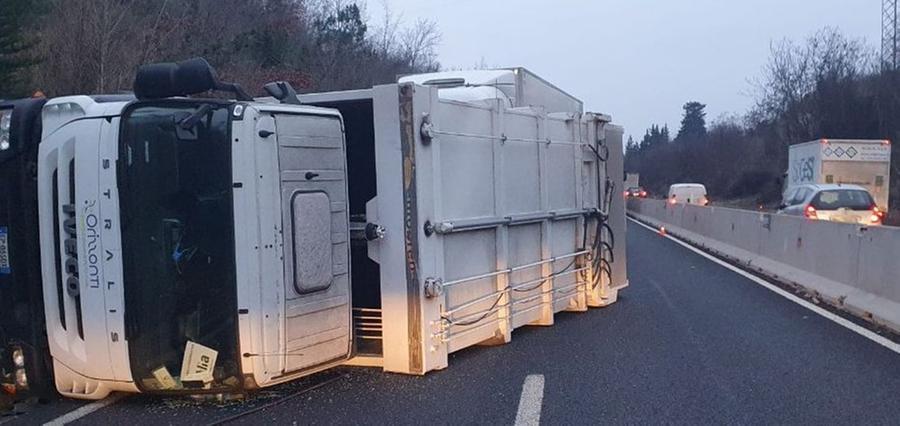 
	Il camion ribaltato (foto Muoversi in Toscana)

