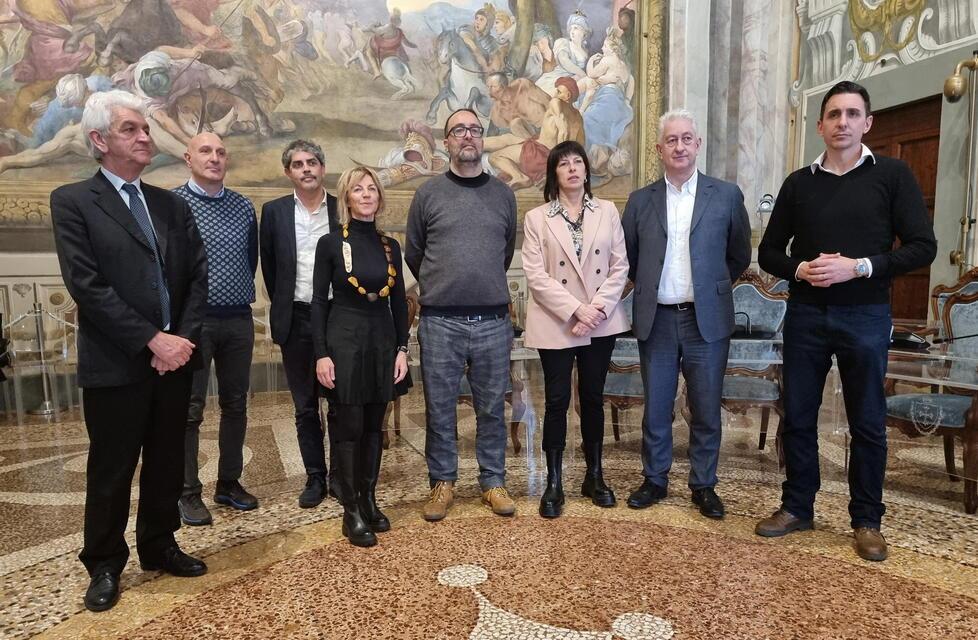 Rifiuti, differenziata e movida. «Studenti universitari, fate così» 