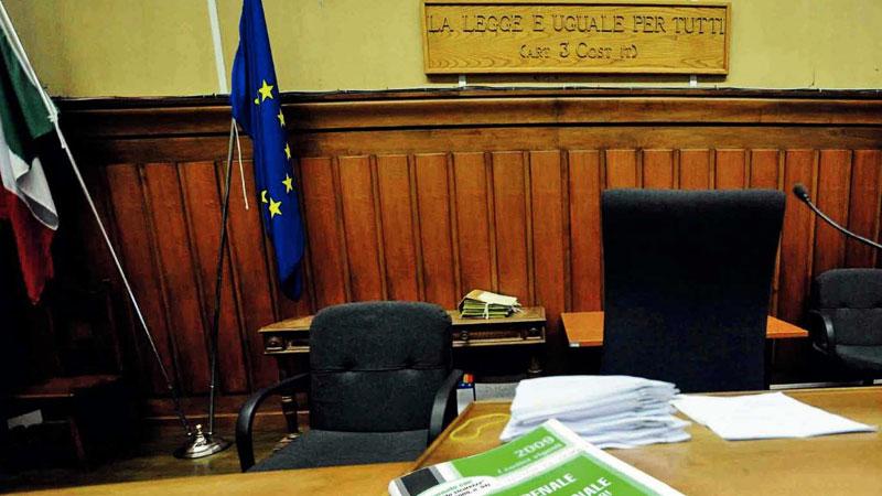 Trascina il padre in tribunale: «Mi ha morso»