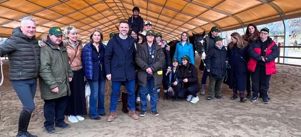 In sella al cavallo o nella stalla per spazzolarlo e nutrirlo: il progetto per i ragazzi fragili