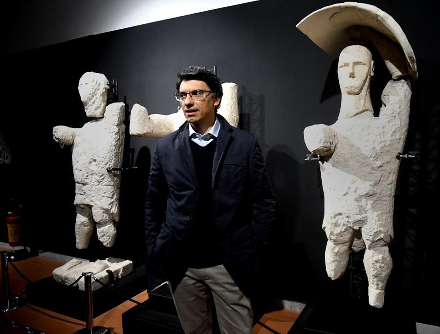 
	Il sindaco Andrea Abis davanti ai giganti esposti nel museo di Cabras

