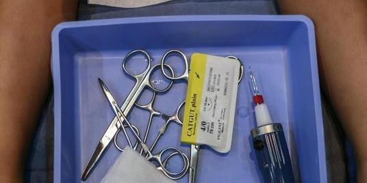 Bimbo circonciso finì all’ospedale, il medico a processo per lesioni