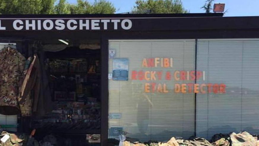 Edicolante di Cecina con l’amore per la poesia racconta il paese componendo versi