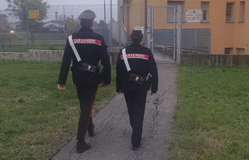 Sfonda la porta di un bar e poi aggredisce carabiniere: arrestato