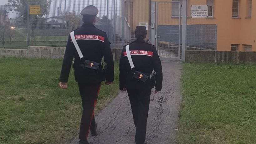 Sfonda la porta di un bar e poi aggredisce carabiniere: arrestato