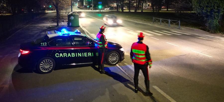 Modena, controlli dei carabinieri in viale Crispi: una persona fermata