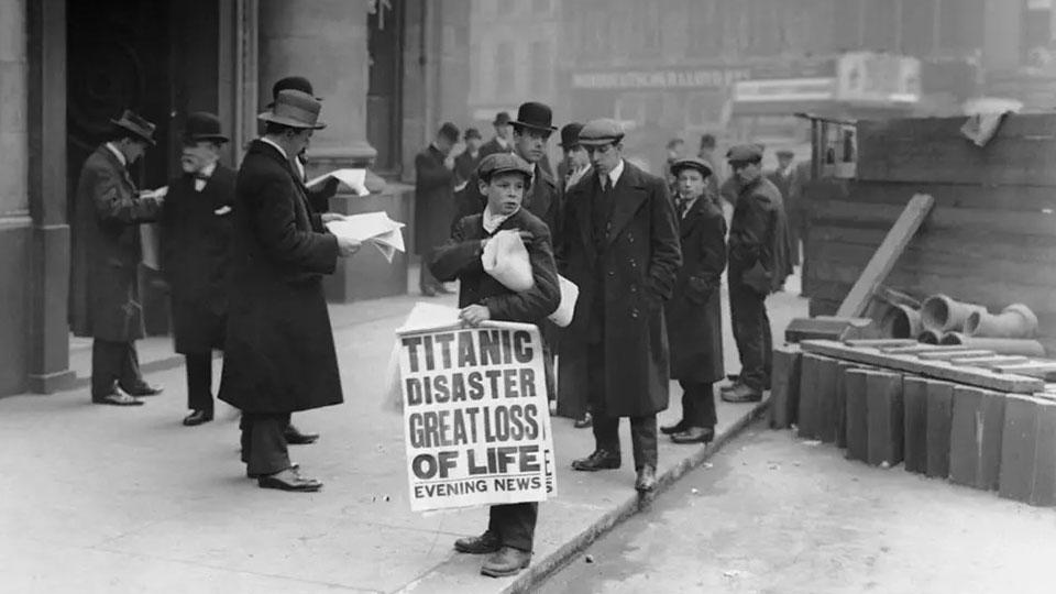 Ned Parfett nella celebre foto in cui “strilla” la notizia del Titanic