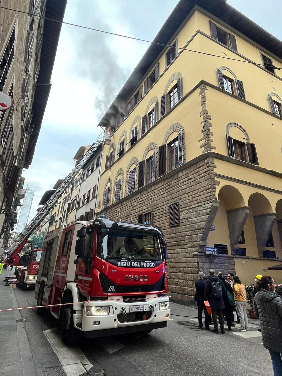 Firenze, a fuoco un appartamento: strada chiusa e traffico bloccato. Nessun ferito