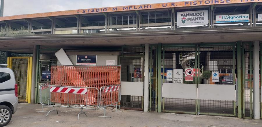In retromarcia contro la biglietteria dello stadio di Pistoia: nessun ferito