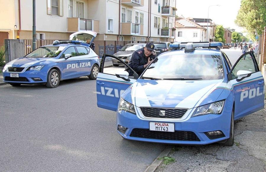 In auto avevano cinque tombini rubati, coppia nei guai