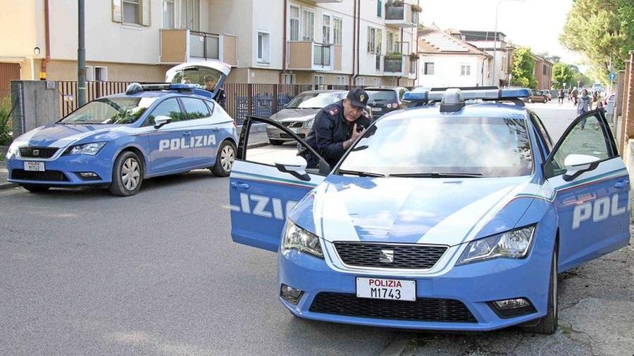 In auto avevano cinque tombini rubati, coppia nei guai