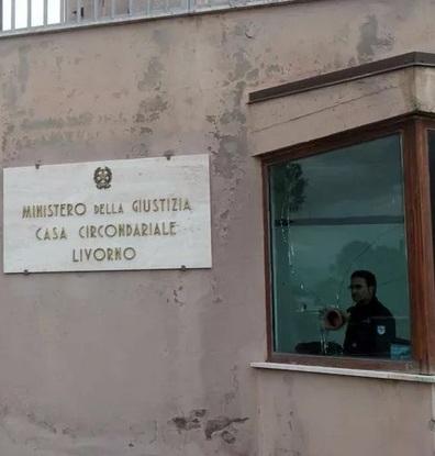 Poliziotti aggrediti dai detenuti, l'allarme dei sindacati: «Il carcere di Livorno è una polveriera»