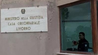 Poliziotti aggrediti dai detenuti, l'allarme dei sindacati: «Il carcere di Livorno è una polveriera»