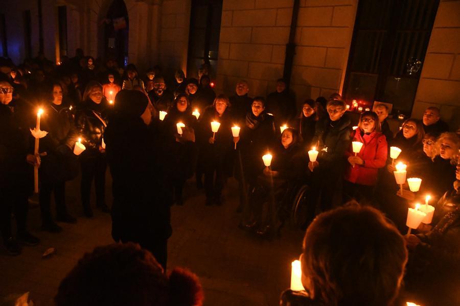 
	Un momento della fiaccolata

