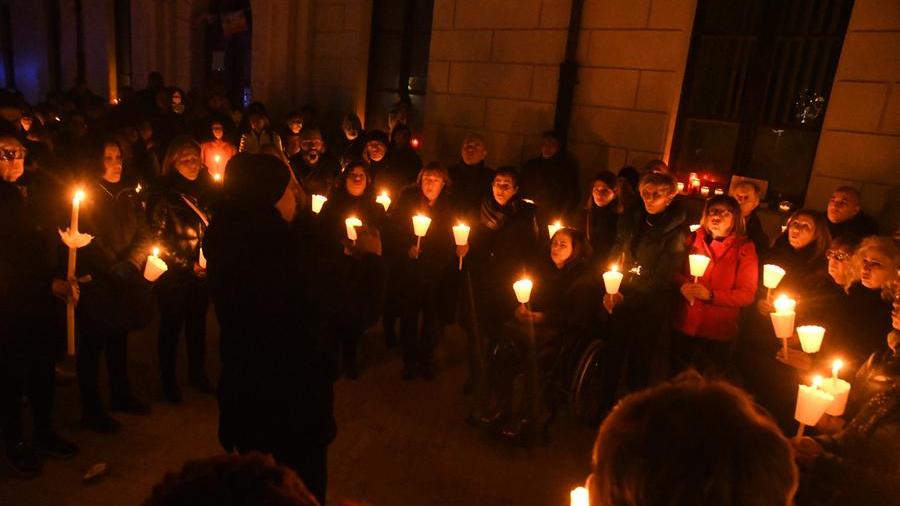 Un momento della fiaccolata