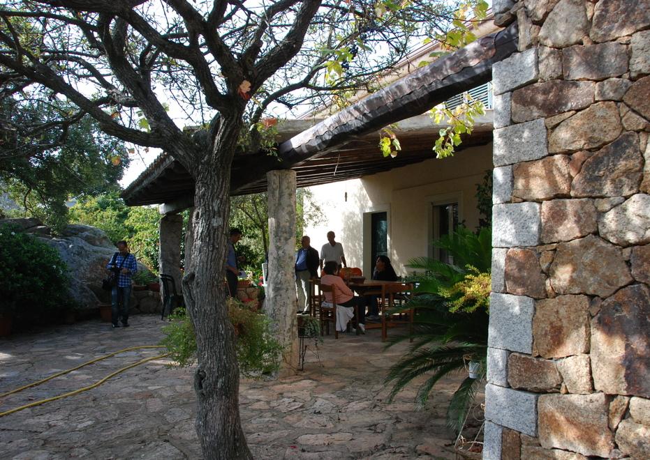 Legata mentre dormiva e rapinata a Padru, il pm chiede sei anni per l’imputato 