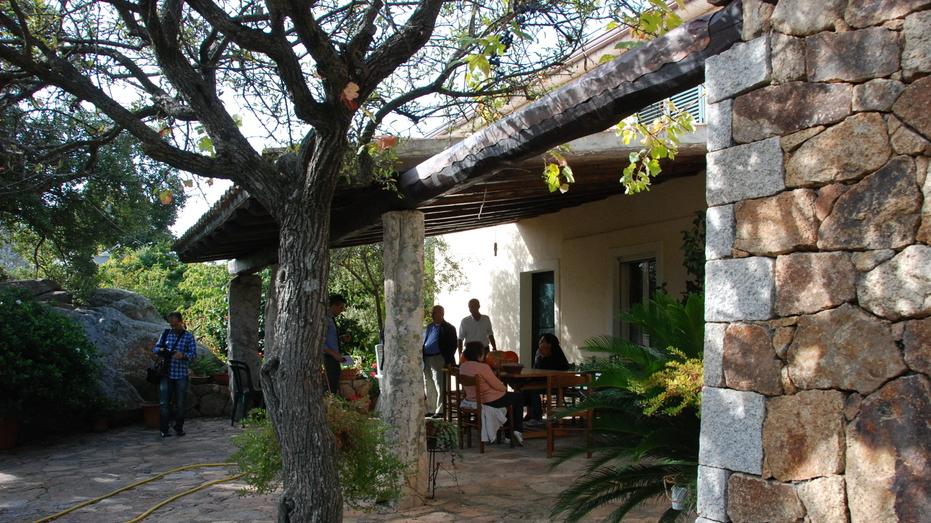 Legata mentre dormiva e rapinata a Padru, il pm chiede sei anni per l’imputato