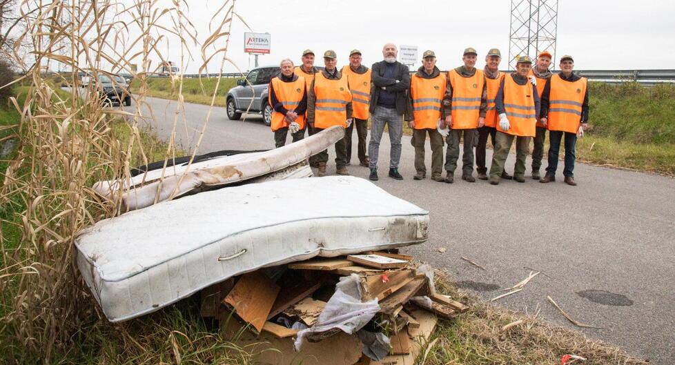 Empoli, i soci di Federcaccia raccolgono rifiuti: ripulita la zona di Carraia-Sant’Anna
