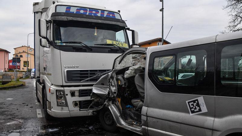 Auto con sei operai finisce contro camion. Un ferito gravissimo, traffico in tilt per ore