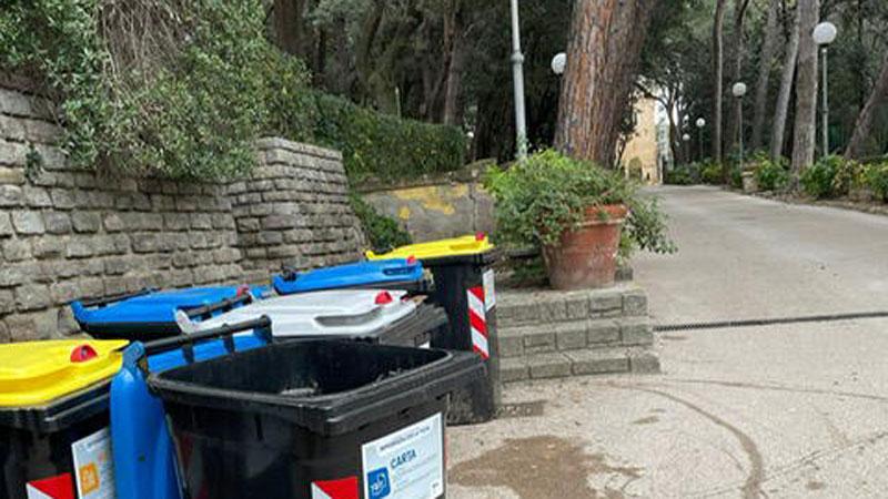 Castiglioncello, nove cassonetti fanno da cornice all’ingresso del Castello Pasquini