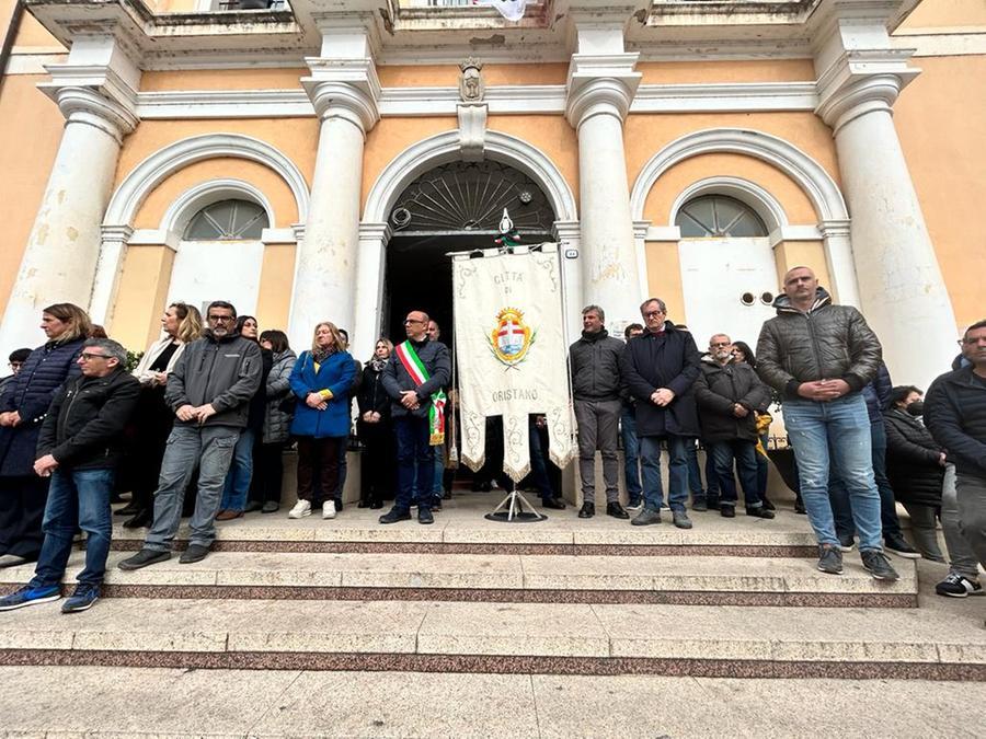 
	Il sindaco fuori dal Palazzo degli Scolopi con il gonfalone


