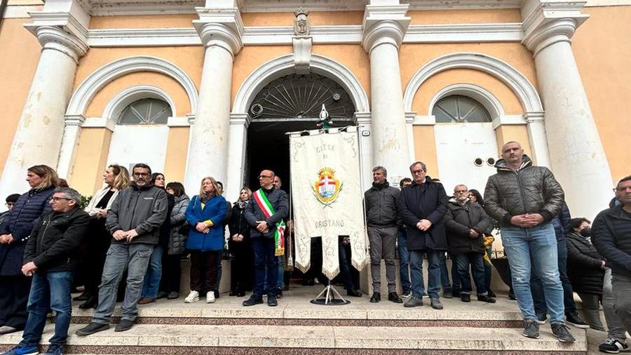 Il sindaco fuori dal Palazzo degli Scolopi con il gonfalone
