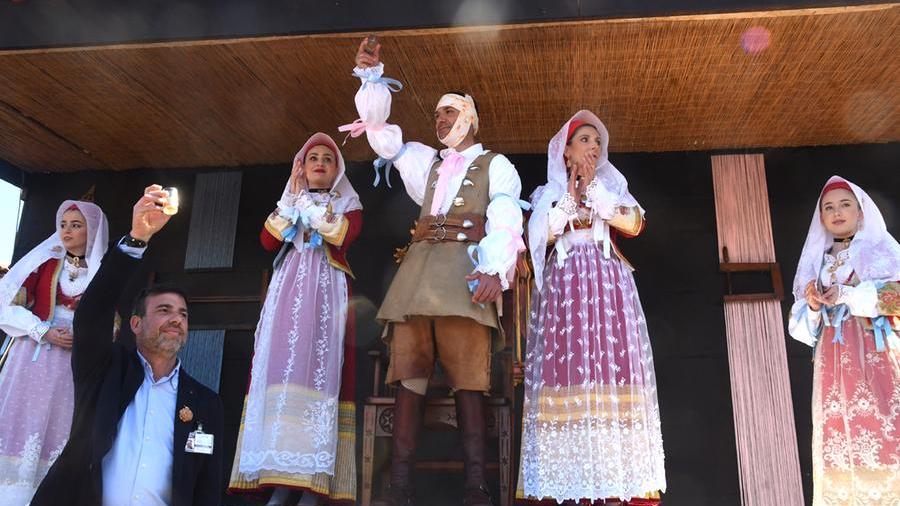 Il brindisi augurale durante la vestizione di Giampaolo Mucheddu