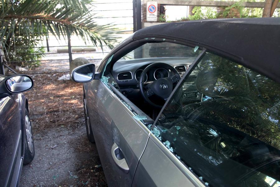 
	Un'auto danneggiata (foto d'archivio)

