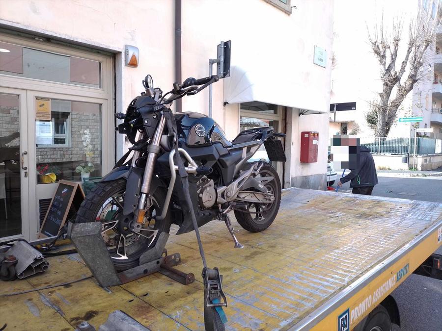 
	La moto dopo l'incidente (foto Daniele Stefanini/Silvi)

