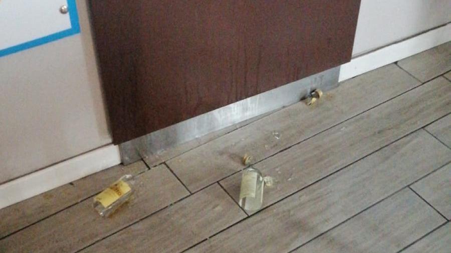 Aranciate e chinotti per terra al bar Maccino