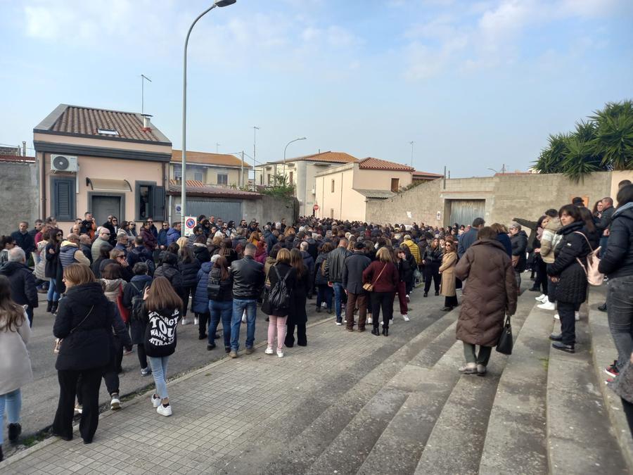 
	I fedeli fuori dalla Chiesa di Sil&igrave;

